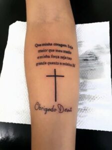 tatuagem de frases masculina de deus