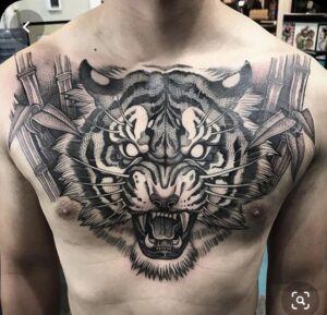 tatuagem com o peito fechado masculino