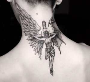 tatuagem de jesus na cruz no pescoço 