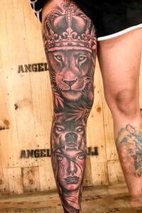 tatuagem de leão na perna fechada masculina