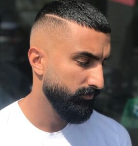 corte high fade masculino com risco na lateral