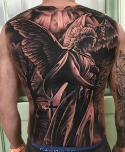 tatuagem nossa senhora aparecida nas costas masculina