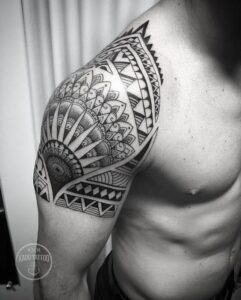 tatuagem no ombro masculino tribal 