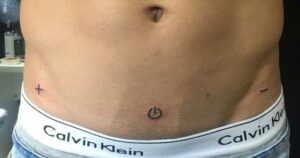 tatuagem masculina na virilha 