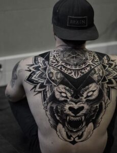 tatuagem de lobo nas costas masculina maori