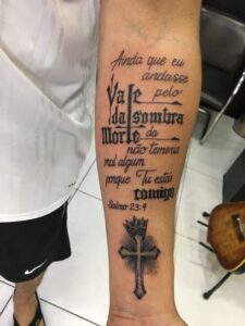 tatuagem de escrita de deus