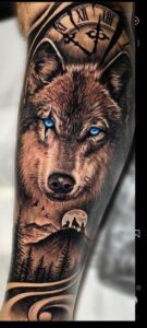 tatuagem de lobo colorida no antebraço