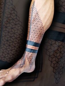 tatuagem geometrica na canela