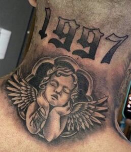 anjo tatuado no pescoço masculino 