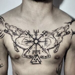 tatuagem viking no peitoral