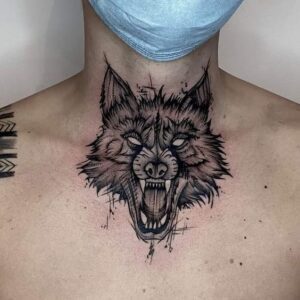 tatuagem do lobo no pescoço masculino