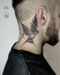 Tatuagem de pássaro no pescoço masculino