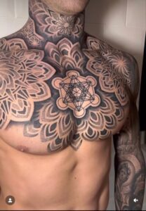 tatuagem mandala no peito masculino