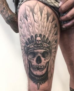 tatuagem de caveira masculina na coxa