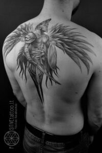 tatuagem asas de anjo nas costas masculina