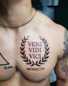 tatuagem de frase no peito masculino