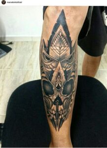 tatuagem abstrata na canela 