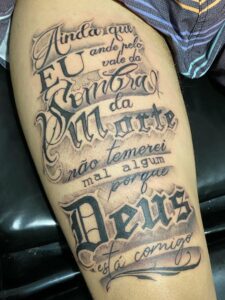 tatuagem na coxa masculina frases 