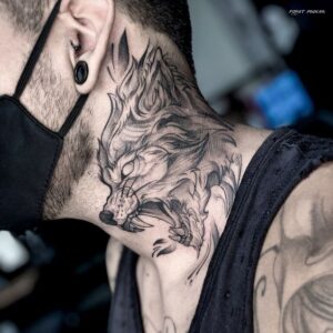 tatuagem do lobo no pescoço masculino