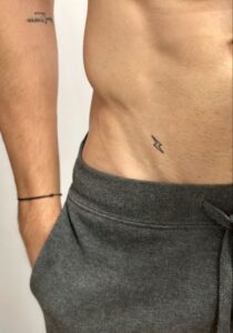 Tatuagem simples na virilha masculina