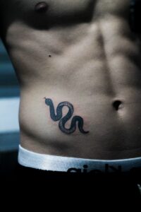 tatuagem na virilha masculina de cobra 