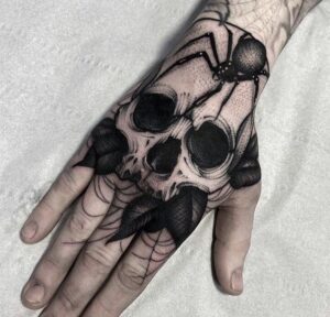 tatuagem de caveira na mao