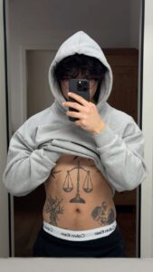 Tatuagem de arvore na cintura masculina