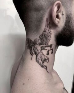 arcanjo tatuado no pescoço masculino