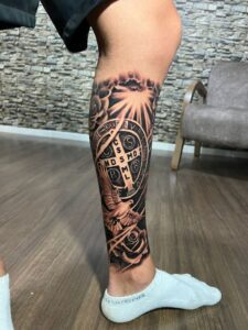 tatuagem religiosa na canela 