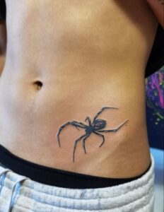 tatuagem de aranha na cintura