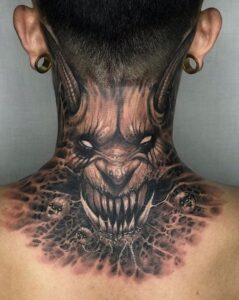 tatuagem do diabo no pescoço