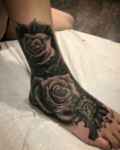 tatuagem no pe masculino de rosas