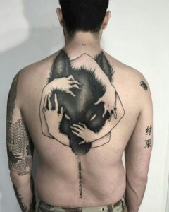 tatuagem de lobo nas costas masculina