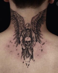 anjo tatuado no pescoço 