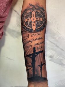 tatuagem da medalha de são bento 