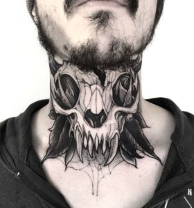 tatuagem de cranio no pescoço masculina