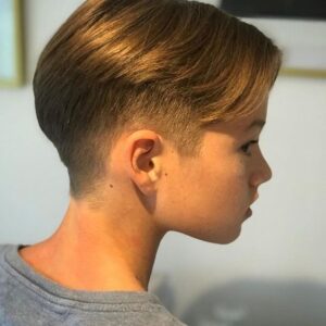 corte masculino para criança com lateral baixa 