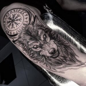 tatuagens de lobo no braço