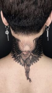 arcanjo tatuado no pescoço masculino