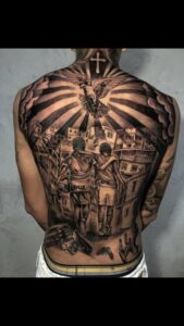 tatuagem nas costas masculina favela