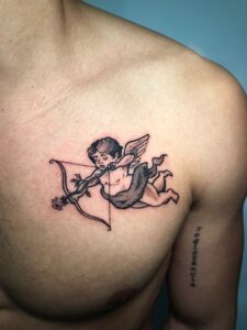 tatuagem pequena no peitoral 