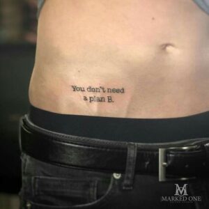 tatuagens de frases na cintura masculina