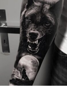 tatto de lobo uivando 