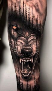 tatto de lobo no antebraço