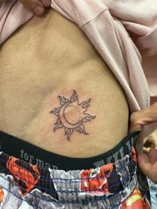 tatuagem de sol na virilha masculina