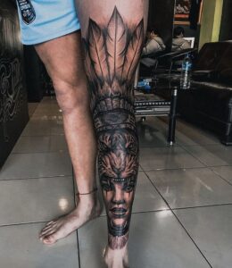 tatuagem de indio na canela masculina