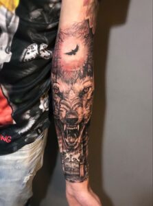 tatuagem de lobo no antebraço colorido