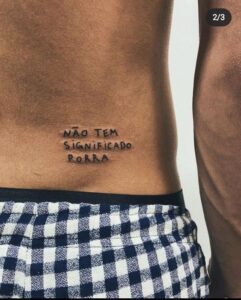 tatuagem de frase na cintura