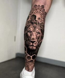 tatuagem de leão masculina na panturilha