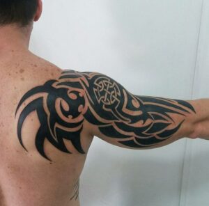 tatuagem tribal no ombro masculino 